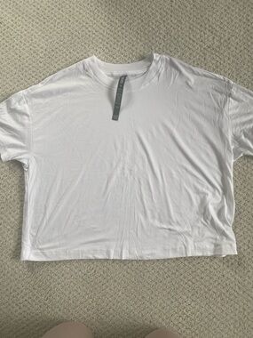 NWOT Vuori Women’s cropped Energy Tee, size XS